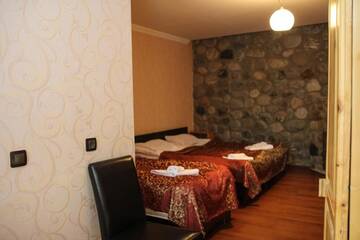 Фото номера Стандартный трехместный номер Отель Hotel Svaneti г. Местиа 2