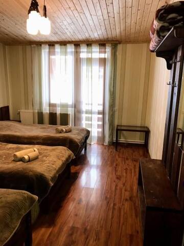 Фото номера Трехместный номер с балконом Проживание в семье Guest House Kaldani г. Местиа 4