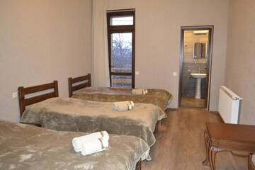 Фото номера Семейный номер с душем Проживание в семье Guest House Kaldani г. Местиа 2