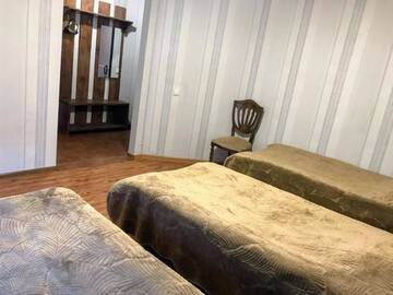 Фото номера Трехместный номер с балконом Проживание в семье Guest House Kaldani г. Местиа 6