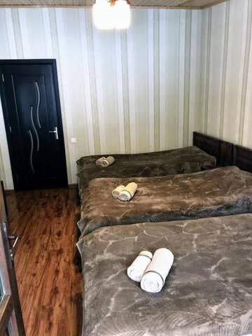 Фото номера Трехместный номер с балконом Проживание в семье Guest House Kaldani г. Местиа 4