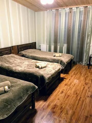 Фото номера Трехместный номер с балконом Проживание в семье Guest House Kaldani г. Местиа 7
