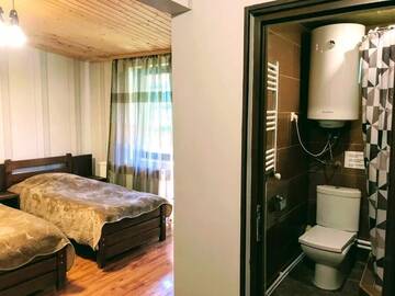 Фото номера Трехместный номер с балконом Проживание в семье Guest House Kaldani г. Местиа 5