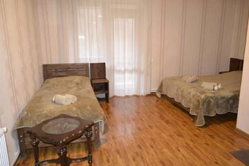 Фото номера Семейный номер с балконом Проживание в семье Guest House Kaldani г. Местиа 4