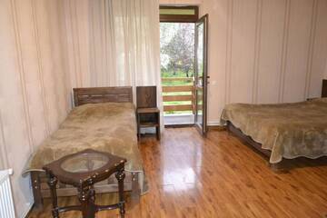 Фото номера Семейный номер с балконом Проживание в семье Guest House Kaldani г. Местиа 8