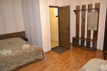 Фото номера Семейный номер с балконом Проживание в семье Guest House Kaldani г. Местиа 5