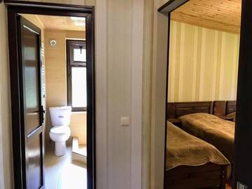 Фото номера Трехместный номер с балконом Проживание в семье Guest House Kaldani г. Местиа 3